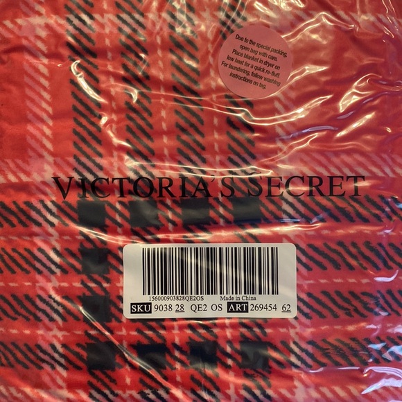 NWT Victoria's Secret Red Plaid Fleece Blanket - Picture 3 of 5